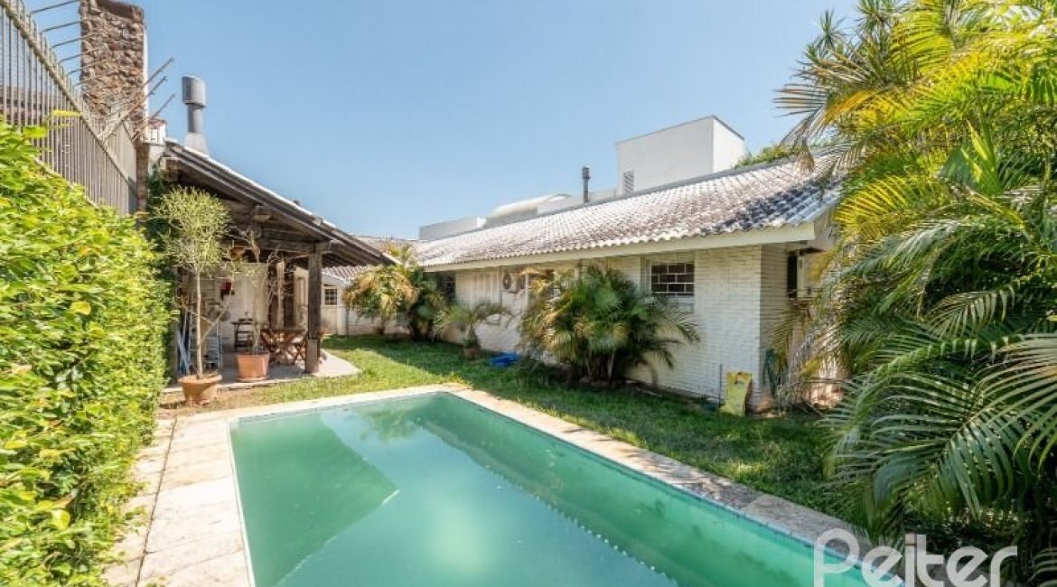 Casa à venda com 250m², 3 dormitórios, 1 suíte, 4 vagas, no bairro Jardim Isabel em Porto Alegre