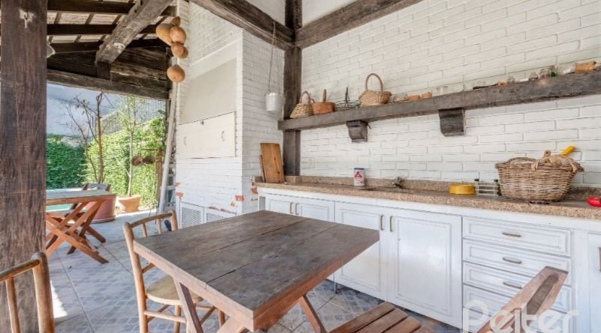 Casa à venda com 250m², 3 dormitórios, 1 suíte, 4 vagas, no bairro Jardim Isabel em Porto Alegre