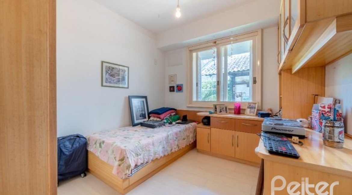 Casa à venda com 250m², 3 dormitórios, 1 suíte, 4 vagas, no bairro Jardim Isabel em Porto Alegre