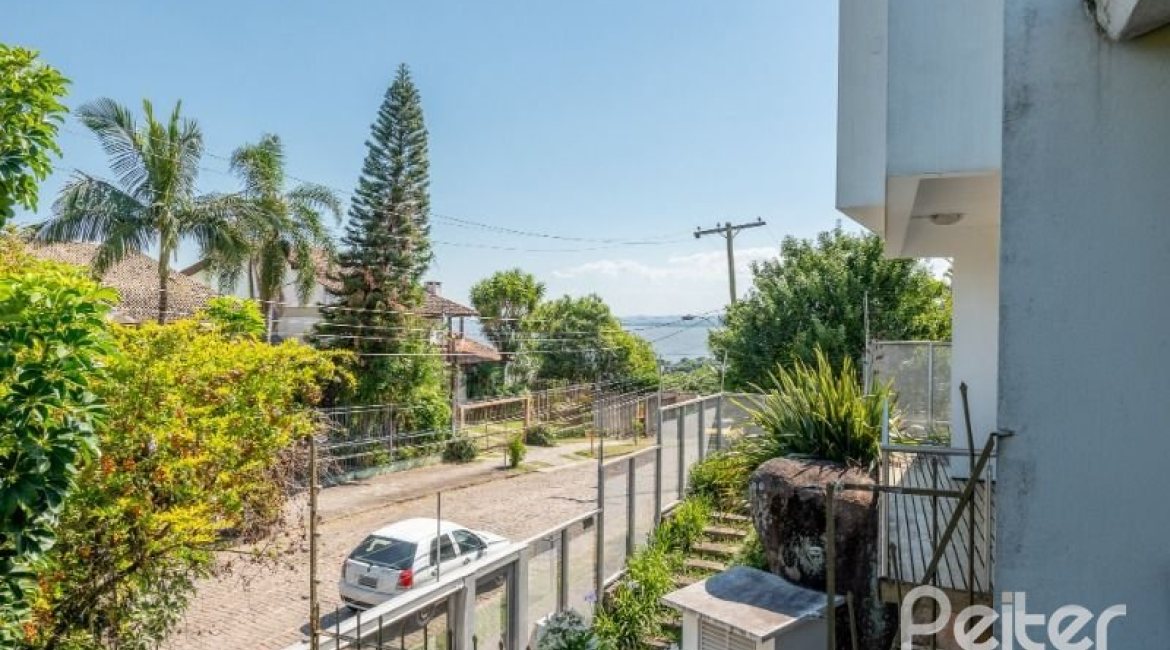 Casa à venda com 250m², 3 dormitórios, 1 suíte, 4 vagas, no bairro Jardim Isabel em Porto Alegre