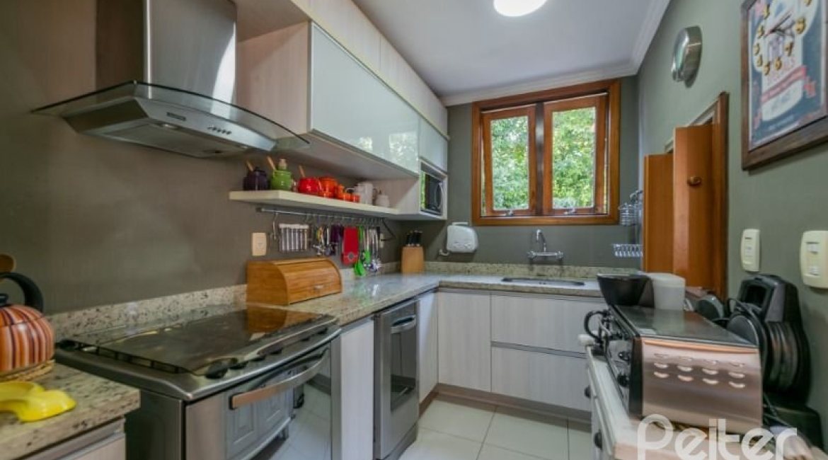 Casa em Condomínio à venda com 201m², 3 dormitórios, 1 suíte, 2 vagas, no bairro Tristeza em Porto Alegre