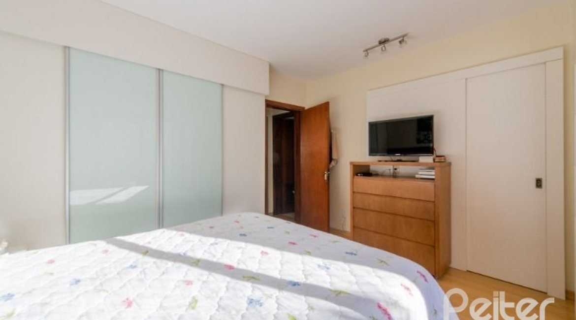 Casa em Condomínio à venda com 201m², 3 dormitórios, 1 suíte, 2 vagas, no bairro Tristeza em Porto Alegre