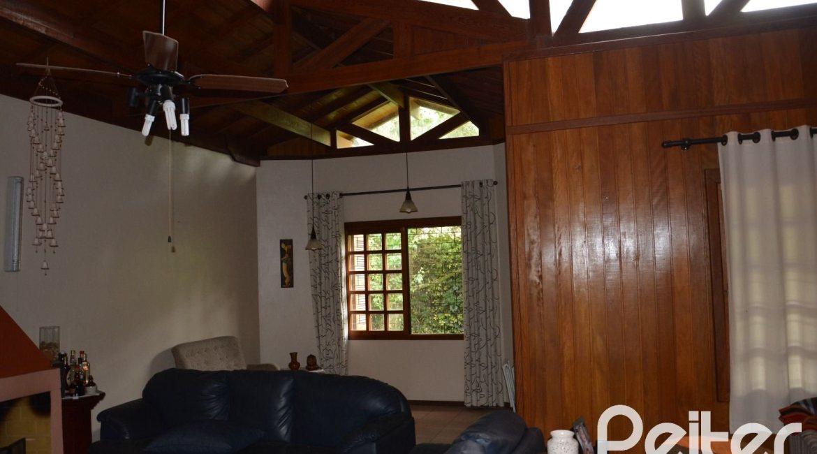 Casa à venda com 239m², 2 dormitórios, 1 suíte, 2 vagas, no bairro Ipanema em Porto Alegre