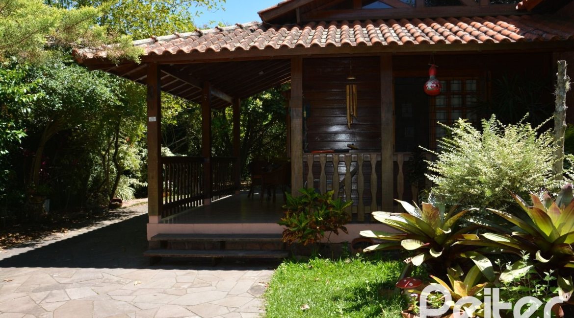 Casa à venda com 239m², 2 dormitórios, 1 suíte, 2 vagas, no bairro Ipanema em Porto Alegre