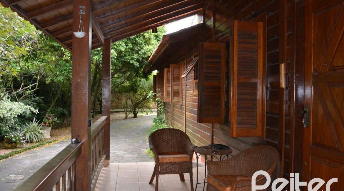 Casa à venda com 239m², 2 dormitórios, 1 suíte, 2 vagas, no bairro Ipanema em Porto Alegre