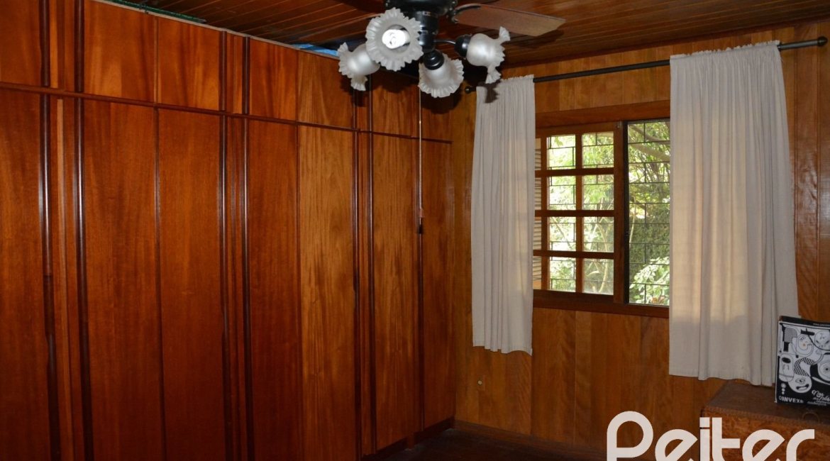 Casa à venda com 239m², 2 dormitórios, 1 suíte, 2 vagas, no bairro Ipanema em Porto Alegre