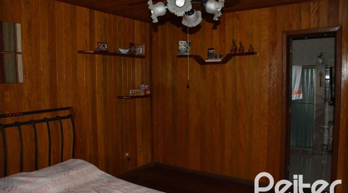 Casa à venda com 239m², 2 dormitórios, 1 suíte, 2 vagas, no bairro Ipanema em Porto Alegre