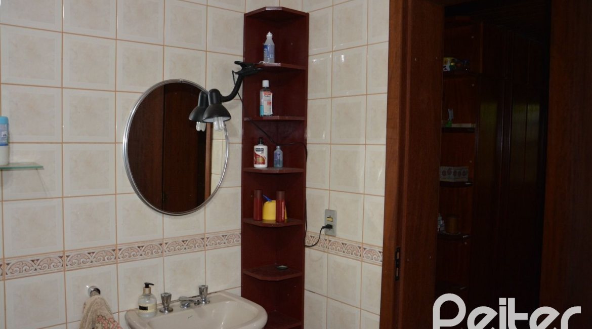 Casa à venda com 239m², 2 dormitórios, 1 suíte, 2 vagas, no bairro Ipanema em Porto Alegre