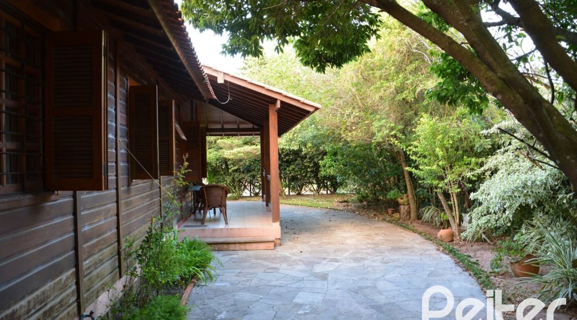 Casa à venda com 239m², 2 dormitórios, 1 suíte, 2 vagas, no bairro Ipanema em Porto Alegre