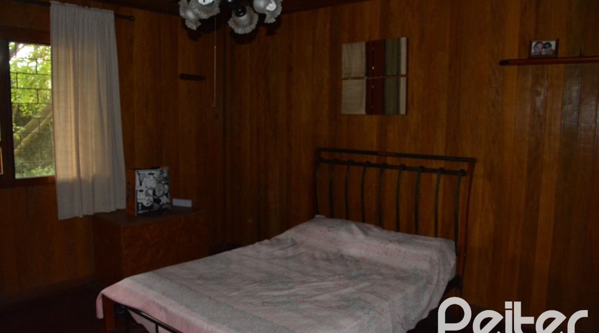 Casa à venda com 239m², 2 dormitórios, 1 suíte, 2 vagas, no bairro Ipanema em Porto Alegre