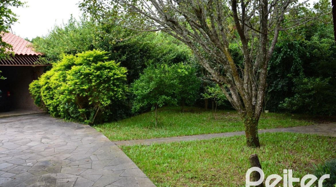 Casa à venda com 239m², 2 dormitórios, 1 suíte, 2 vagas, no bairro Ipanema em Porto Alegre