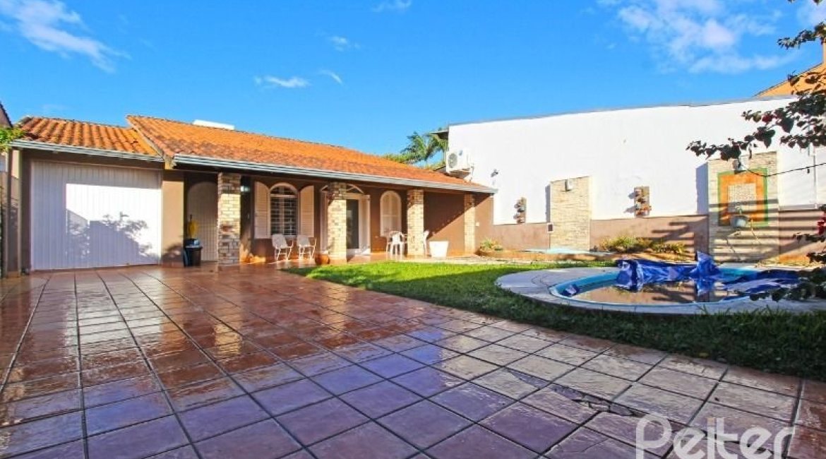 Casa à venda com 150m², 3 dormitórios, 1 suíte, 2 vagas, no bairro Guarujá em Porto Alegre