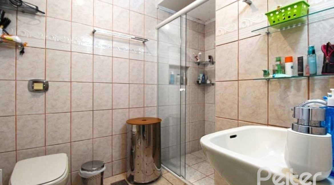 Casa à venda com 150m², 3 dormitórios, 1 suíte, 2 vagas, no bairro Guarujá em Porto Alegre