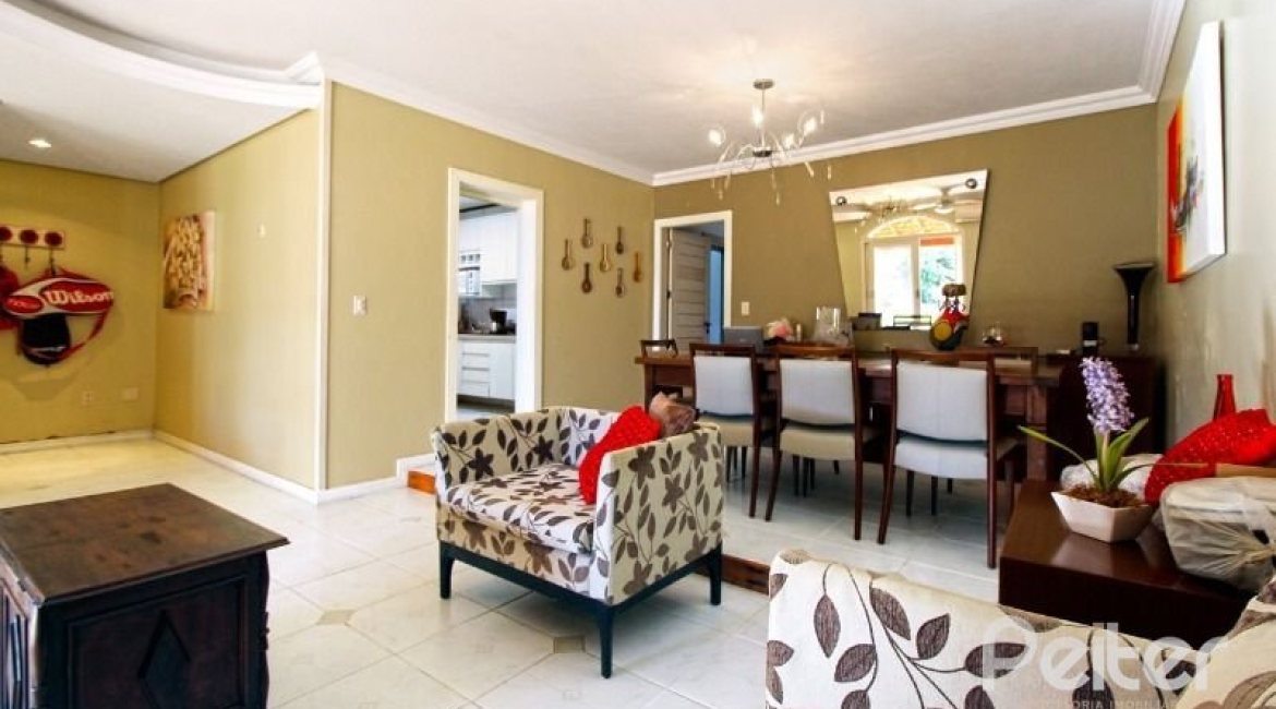 Casa à venda com 150m², 3 dormitórios, 1 suíte, 2 vagas, no bairro Guarujá em Porto Alegre