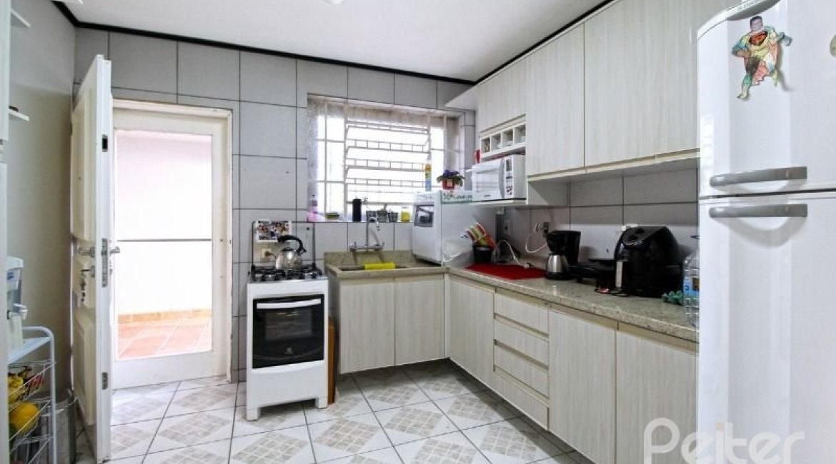 Casa à venda com 150m², 3 dormitórios, 1 suíte, 2 vagas, no bairro Guarujá em Porto Alegre