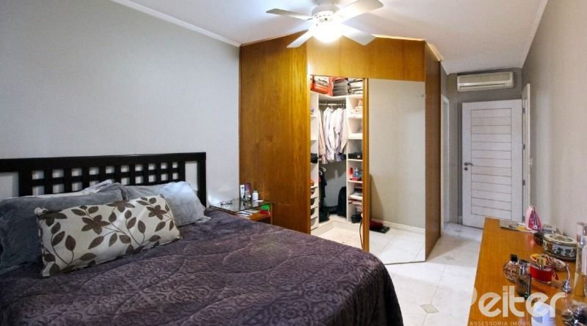 Casa à venda com 150m², 3 dormitórios, 1 suíte, 2 vagas, no bairro Guarujá em Porto Alegre