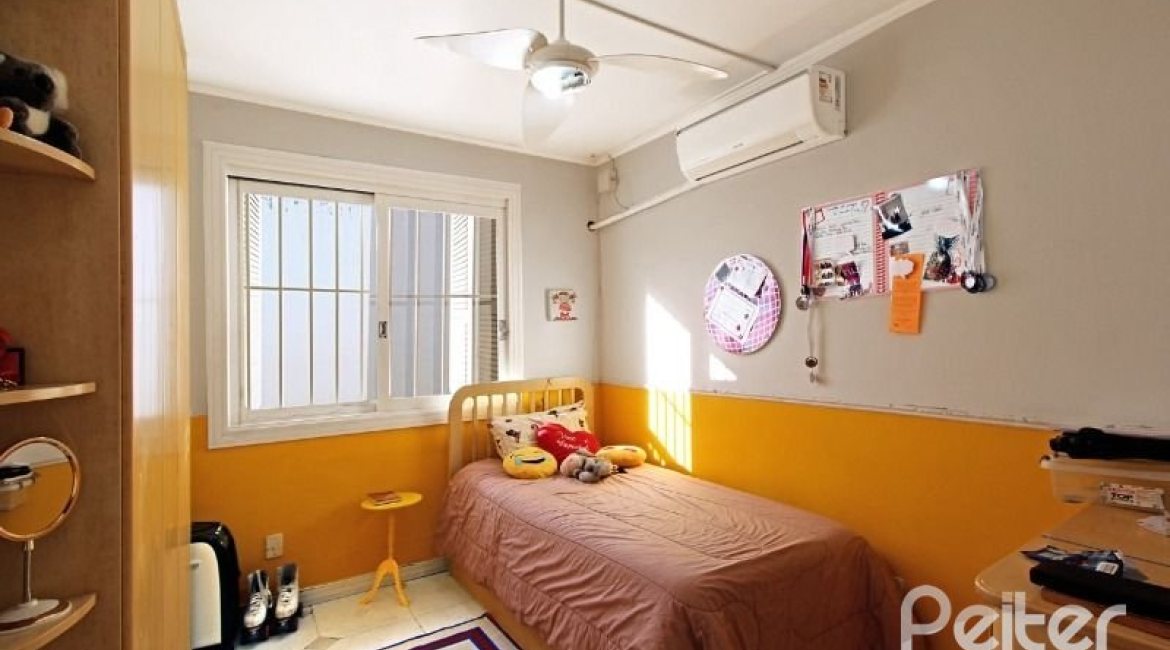 Casa à venda com 150m², 3 dormitórios, 1 suíte, 2 vagas, no bairro Guarujá em Porto Alegre