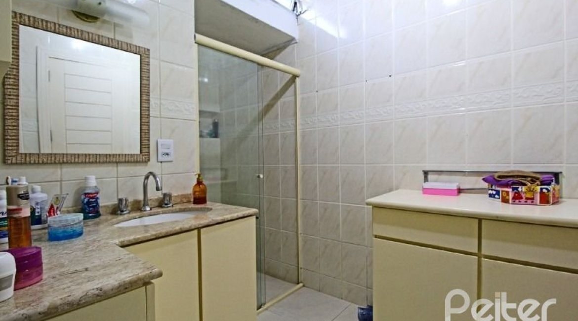 Casa à venda com 150m², 3 dormitórios, 1 suíte, 2 vagas, no bairro Guarujá em Porto Alegre