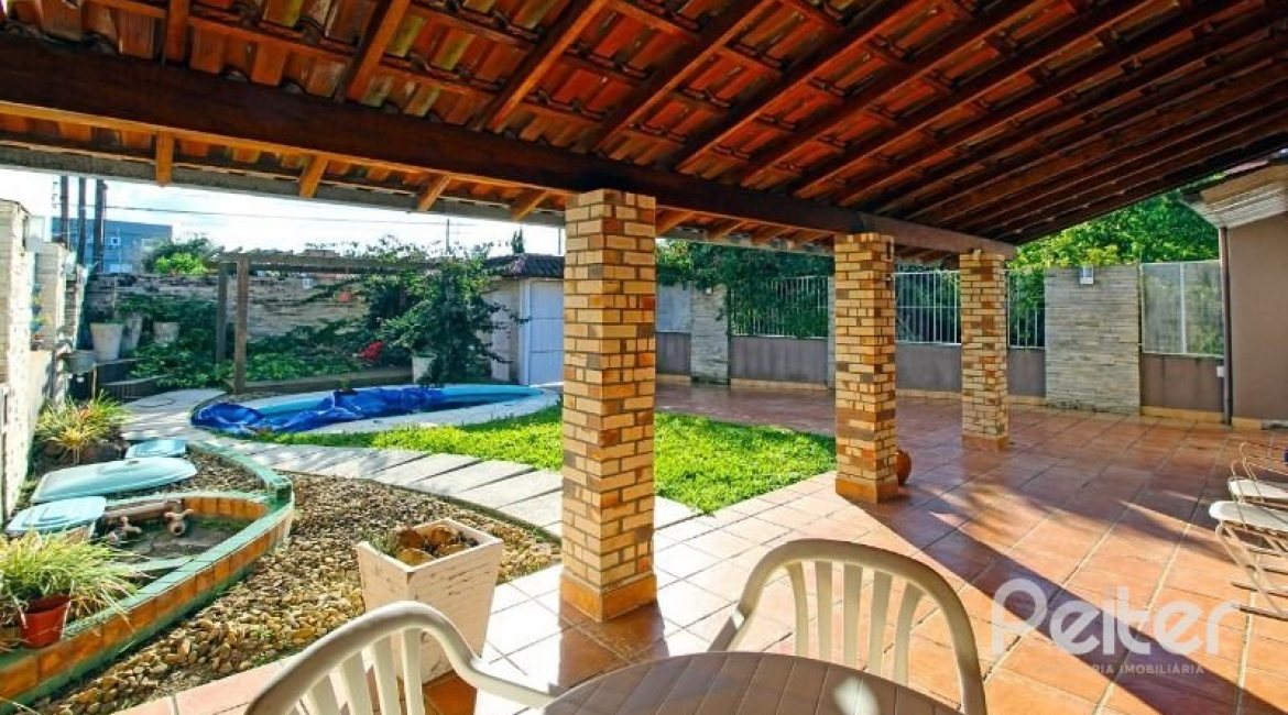 Casa à venda com 150m², 3 dormitórios, 1 suíte, 2 vagas, no bairro Guarujá em Porto Alegre