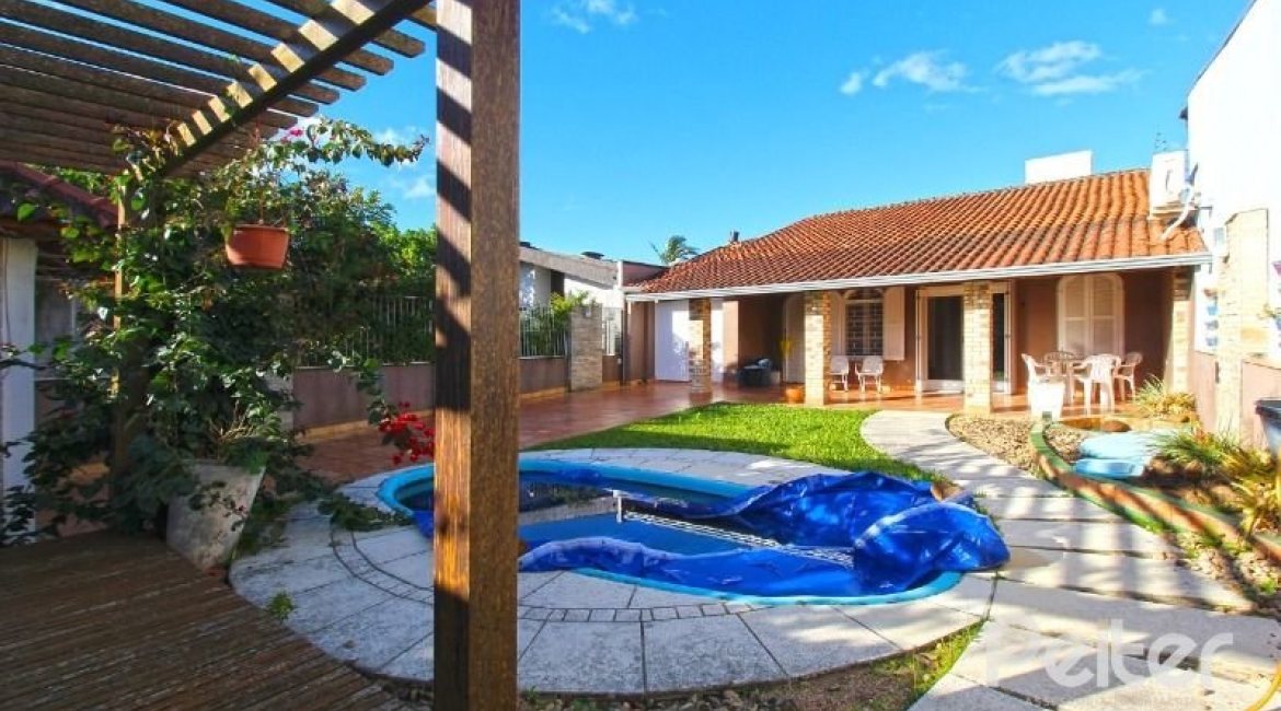 Casa à venda com 150m², 3 dormitórios, 1 suíte, 2 vagas, no bairro Guarujá em Porto Alegre