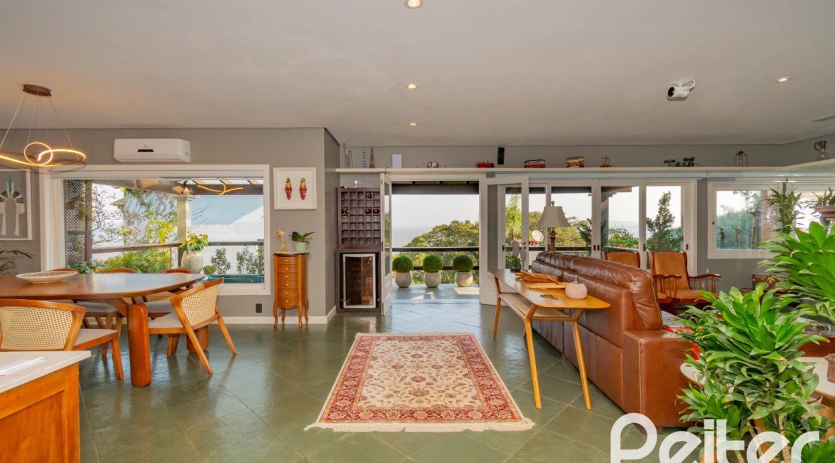 Casa à venda com 413m², 3 dormitórios, 3 suítes, 4 vagas, no bairro Sétimo Céu em Porto Alegre