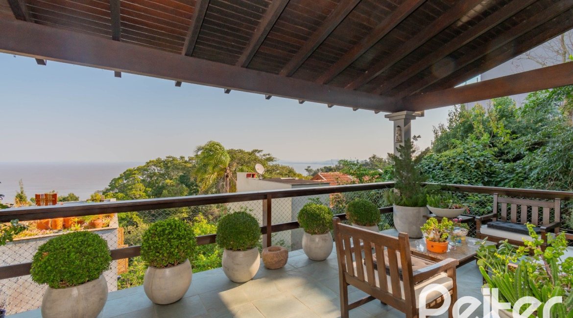 Casa à venda com 413m², 3 dormitórios, 3 suítes, 4 vagas, no bairro Sétimo Céu em Porto Alegre