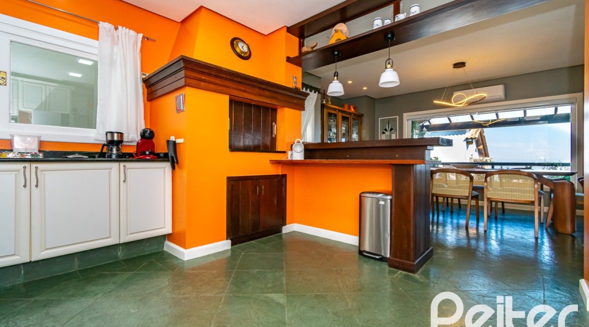 Casa à venda com 413m², 3 dormitórios, 3 suítes, 4 vagas, no bairro Sétimo Céu em Porto Alegre