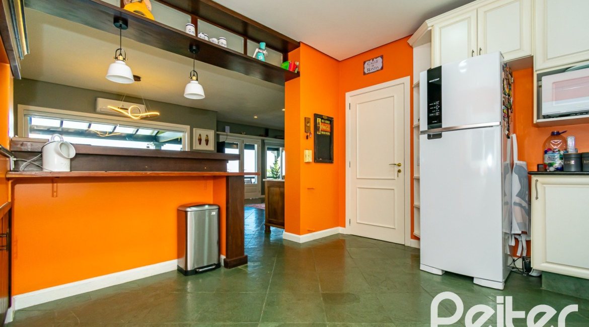 Casa à venda com 413m², 3 dormitórios, 3 suítes, 4 vagas, no bairro Sétimo Céu em Porto Alegre