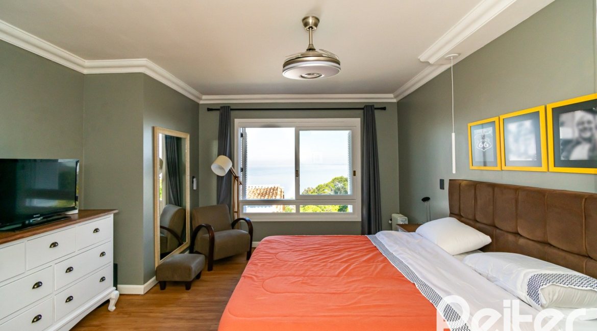 Casa à venda com 413m², 3 dormitórios, 3 suítes, 4 vagas, no bairro Sétimo Céu em Porto Alegre