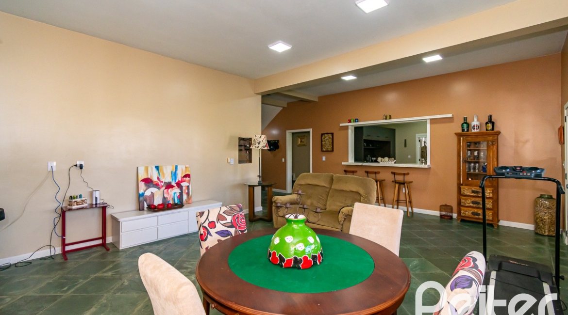 Casa à venda com 413m², 3 dormitórios, 3 suítes, 4 vagas, no bairro Sétimo Céu em Porto Alegre