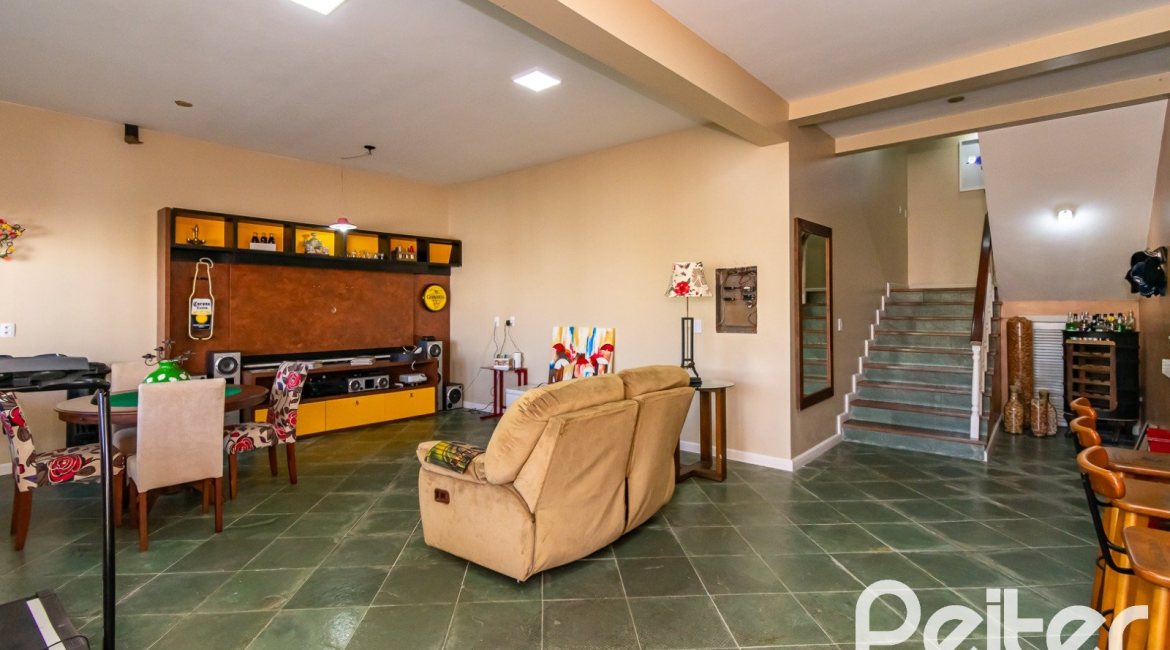 Casa à venda com 413m², 3 dormitórios, 3 suítes, 4 vagas, no bairro Sétimo Céu em Porto Alegre