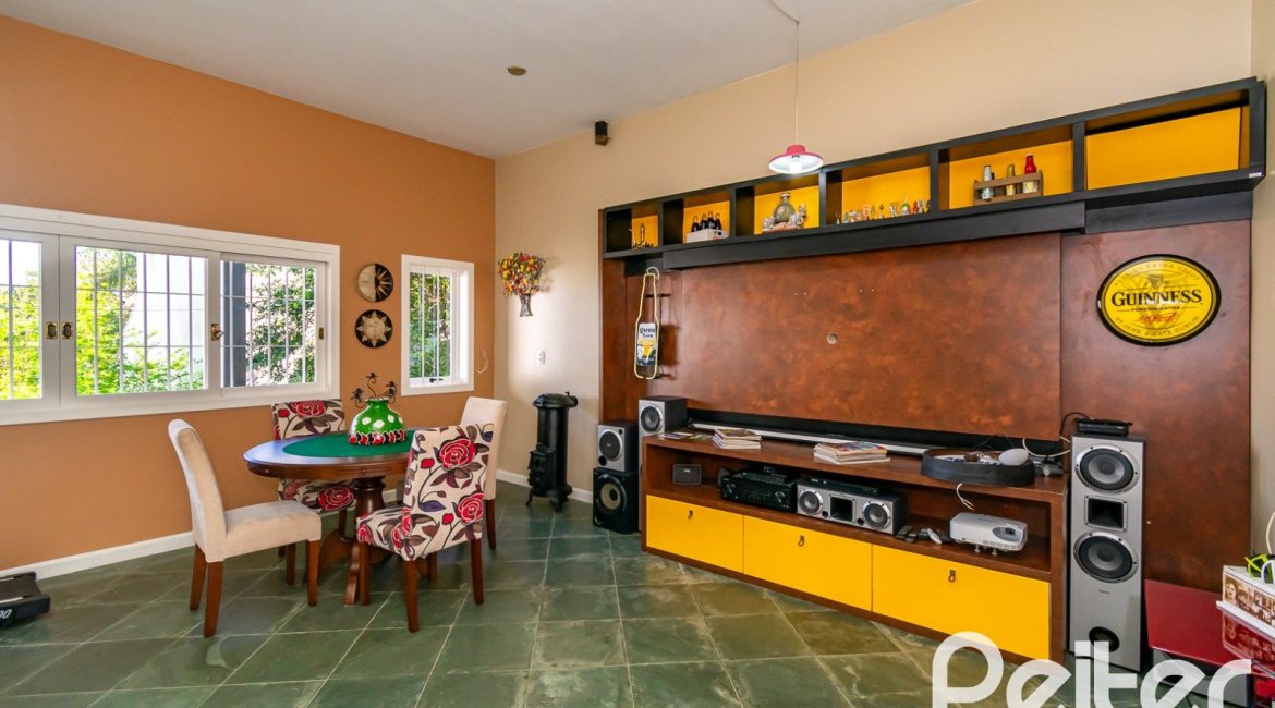 Casa à venda com 413m², 3 dormitórios, 3 suítes, 4 vagas, no bairro Sétimo Céu em Porto Alegre