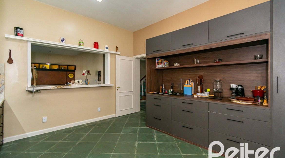 Casa à venda com 413m², 3 dormitórios, 3 suítes, 4 vagas, no bairro Sétimo Céu em Porto Alegre