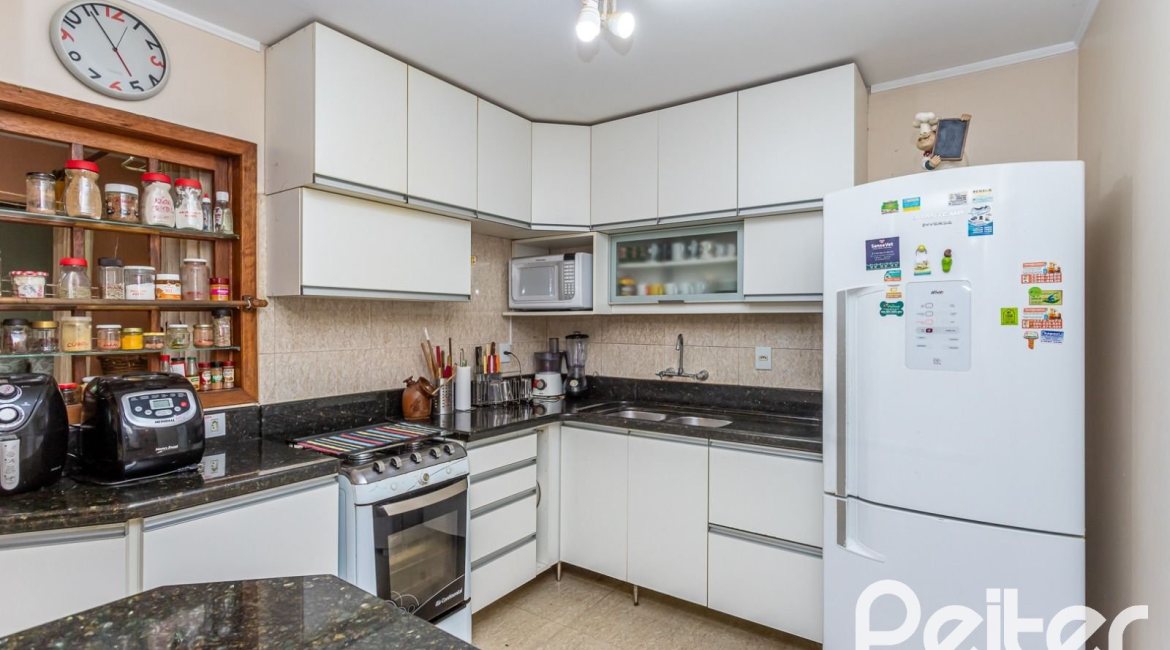 Casa em Condomínio à venda com 208m², 3 dormitórios, 1 suíte, 2 vagas, no bairro Tristeza em PORTO ALEGRE