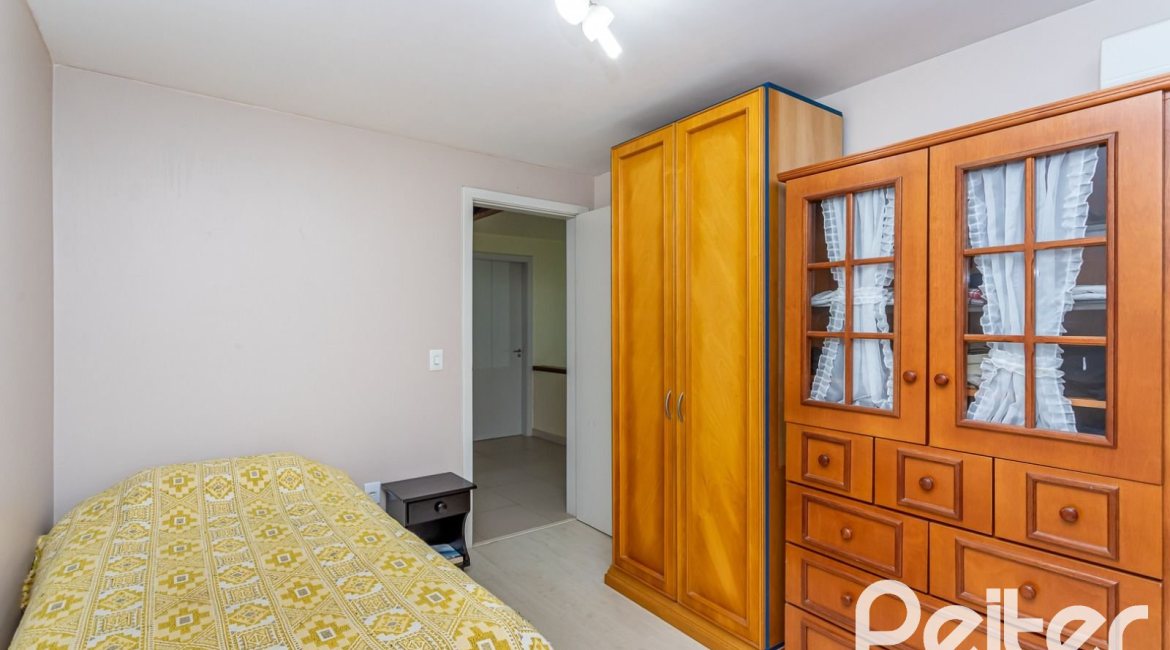 Casa em Condomínio à venda com 208m², 3 dormitórios, 1 suíte, 2 vagas, no bairro Tristeza em PORTO ALEGRE