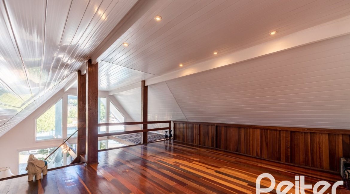 Casa à venda com 380m², 4 dormitórios, 1 suíte, 4 vagas, no bairro Guarujá em Porto Alegre
