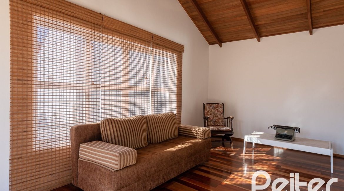 Casa à venda com 380m², 4 dormitórios, 1 suíte, 4 vagas, no bairro Guarujá em Porto Alegre