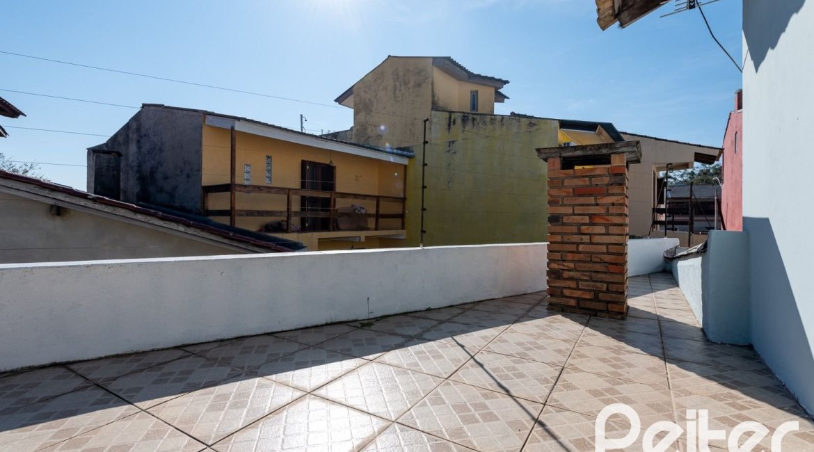 Casa à venda com 380m², 4 dormitórios, 1 suíte, 4 vagas, no bairro Guarujá em Porto Alegre