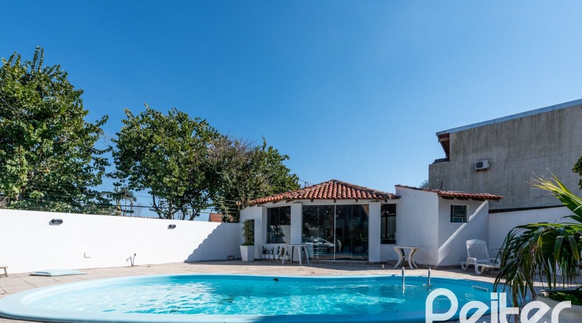 Casa à venda com 380m², 4 dormitórios, 1 suíte, 4 vagas, no bairro Guarujá em Porto Alegre
