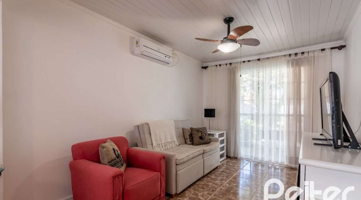 Casa à venda com 380m², 4 dormitórios, 1 suíte, 4 vagas, no bairro Guarujá em Porto Alegre