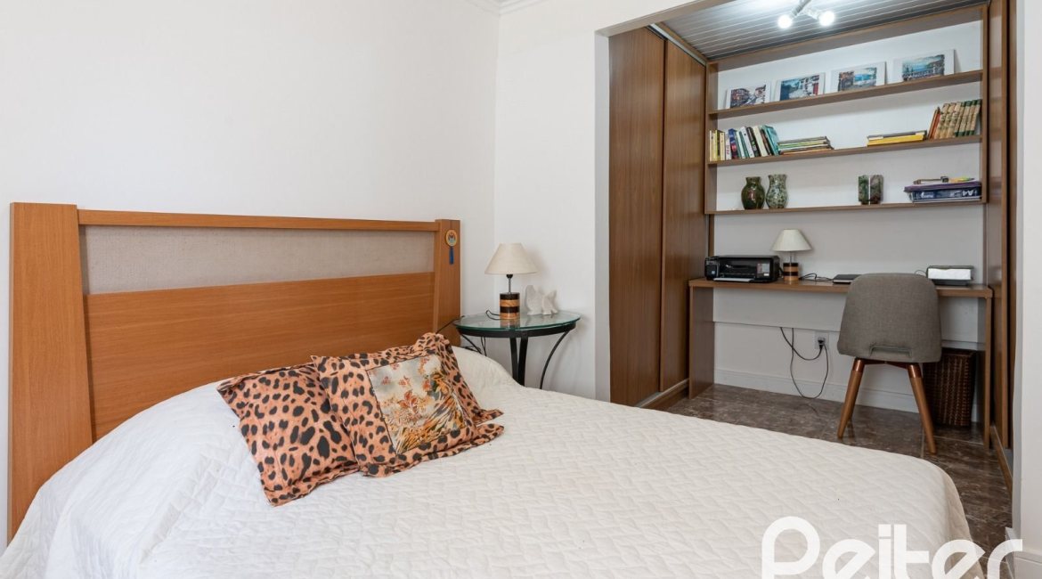 Casa à venda com 380m², 4 dormitórios, 1 suíte, 4 vagas, no bairro Guarujá em Porto Alegre
