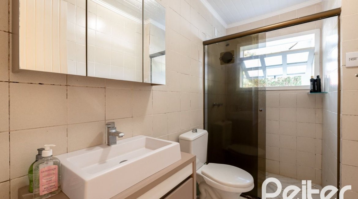 Casa à venda com 380m², 4 dormitórios, 1 suíte, 4 vagas, no bairro Guarujá em Porto Alegre