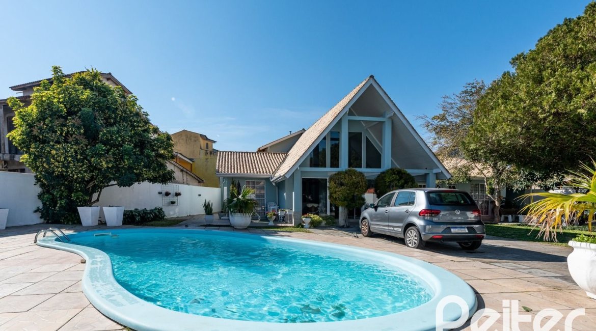 Casa à venda com 380m², 4 dormitórios, 1 suíte, 4 vagas, no bairro Guarujá em Porto Alegre