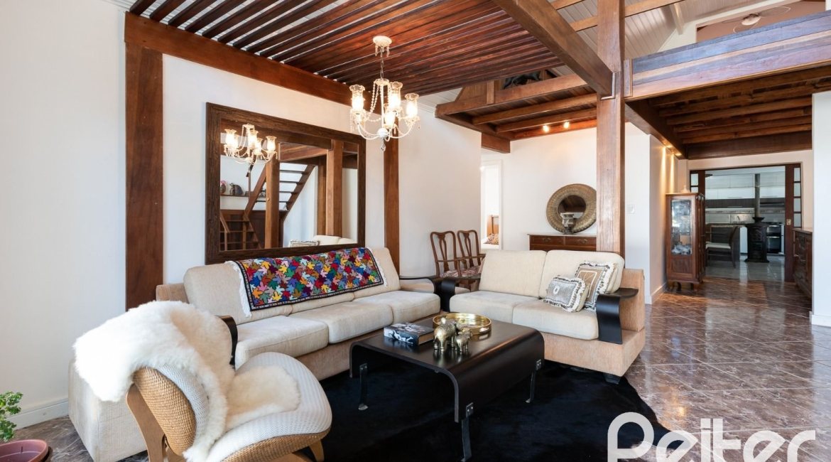 Casa à venda com 380m², 4 dormitórios, 1 suíte, 4 vagas, no bairro Guarujá em Porto Alegre