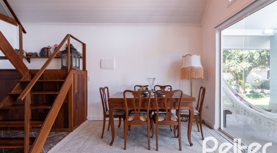 Casa à venda com 380m², 4 dormitórios, 1 suíte, 4 vagas, no bairro Guarujá em Porto Alegre