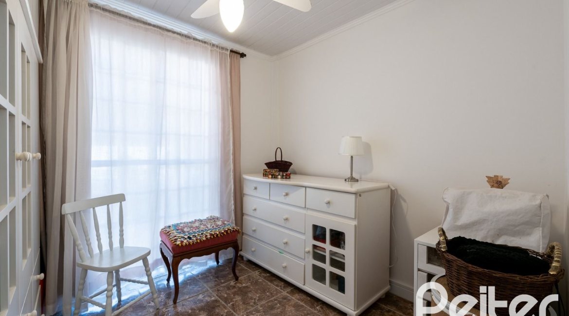 Casa à venda com 380m², 4 dormitórios, 1 suíte, 4 vagas, no bairro Guarujá em Porto Alegre