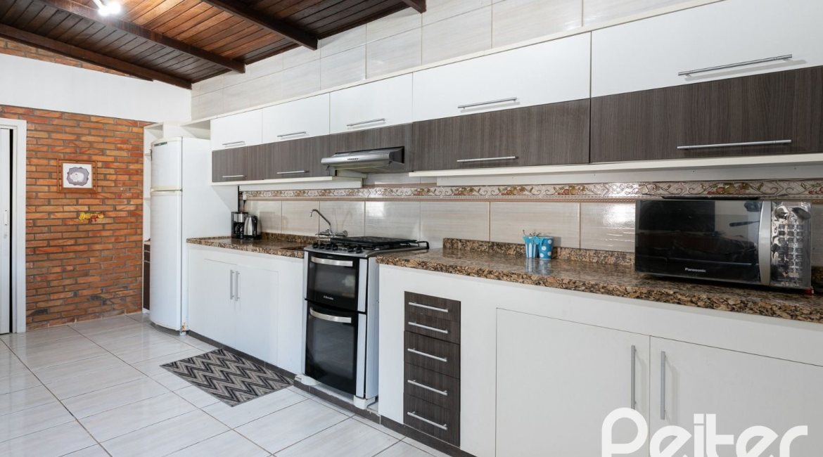 Casa à venda com 380m², 4 dormitórios, 1 suíte, 4 vagas, no bairro Guarujá em Porto Alegre