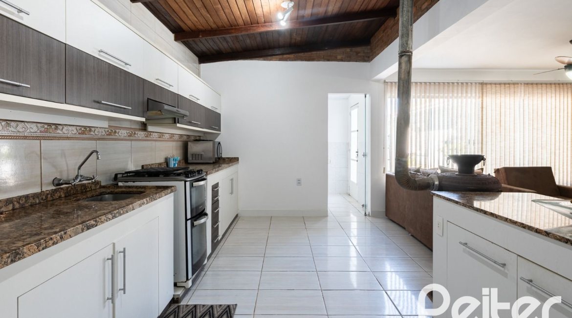 Casa à venda com 380m², 4 dormitórios, 1 suíte, 4 vagas, no bairro Guarujá em Porto Alegre