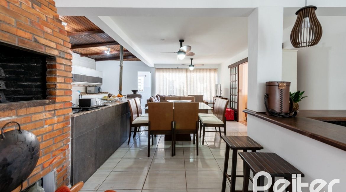 Casa à venda com 380m², 4 dormitórios, 1 suíte, 4 vagas, no bairro Guarujá em Porto Alegre