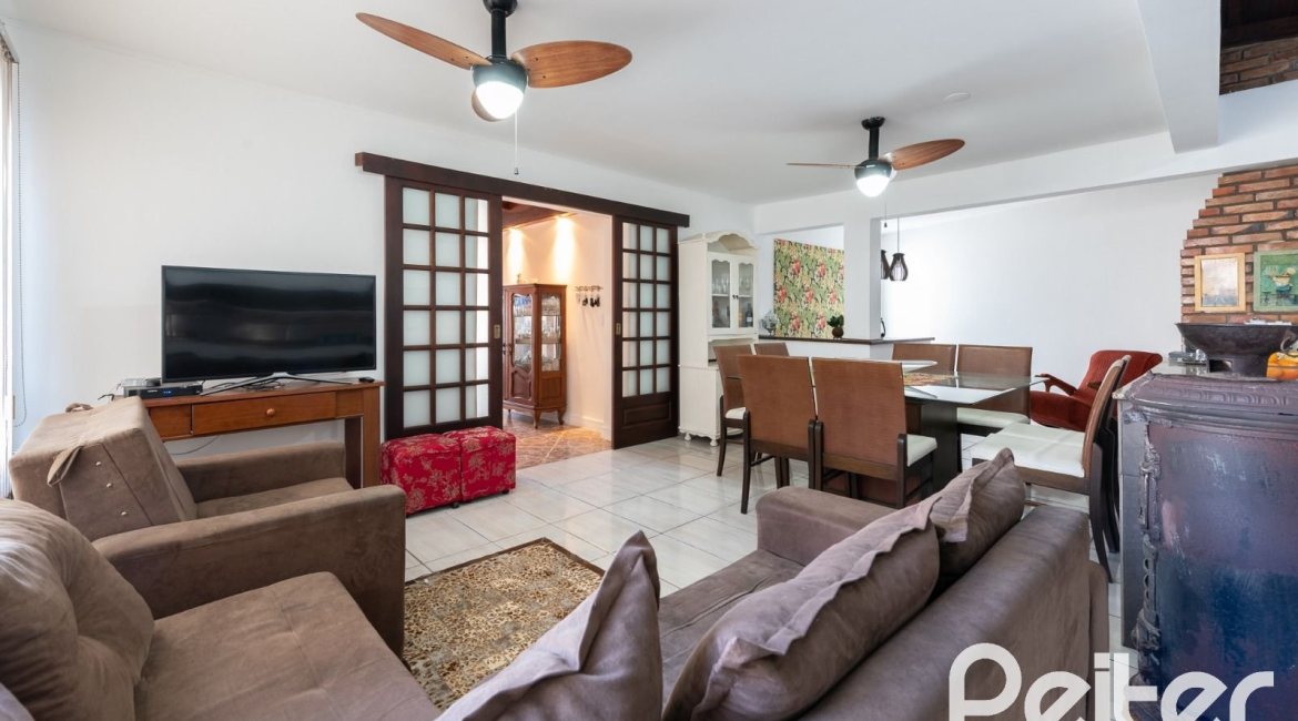 Casa à venda com 380m², 4 dormitórios, 1 suíte, 4 vagas, no bairro Guarujá em Porto Alegre